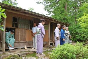 通常は公開していない茶室「月華亭」に入る参加者