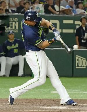 　８回ヤクルト無死、オスナが左越えに勝ち越しソロを放つ＝東京ドーム