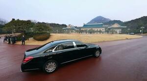 　２９日、ソウルの青瓦台に入る李在明大統領を乗せた車（聯合＝共同）