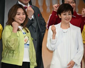 熱海五郎一座『仁義なきストライク～弾かれた栄光と約束のテンフレーム』取材会に参加した（左から）野呂佳代、沢口靖子 （C）ORICON NewS inc.