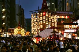 祇園祭の「宵山」を迎え、大勢の見物客でにぎわう京都・四条通=16日夕