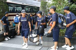 大阪入りした新潟産大付ナイン=1日、大阪市