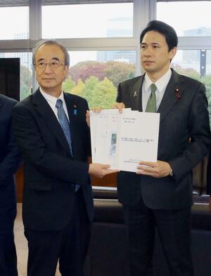 加藤竜祥政務官（右）にインフラ整備に関する要望書を手渡す花角英世知事＝１３日、東京・霞が関