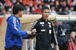 試合中、交代選手の起用を指示する松橋力蔵監督=11月2日、国立競技場
