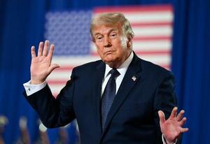 22日、米ニューヨーク州サファーンで開かれた会合で演説後に踊るトランプ大統領(ゲッティ=共同)