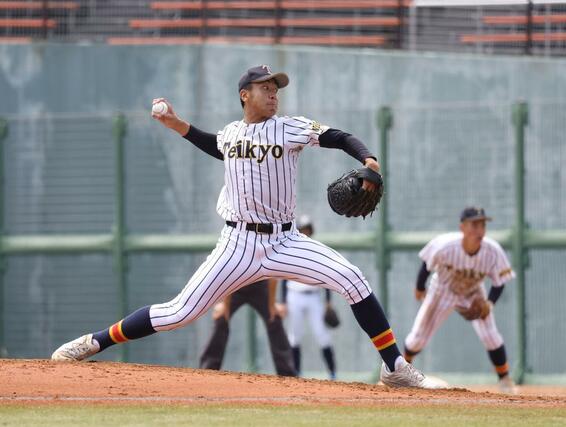 都市大塩尻－帝京長岡　帝京長岡の２番手で登板した茨木＝富山市民球場