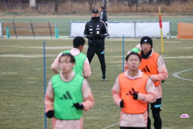 今季初めて専用練習場でトレーニングに取り組む選手たち=聖籠町