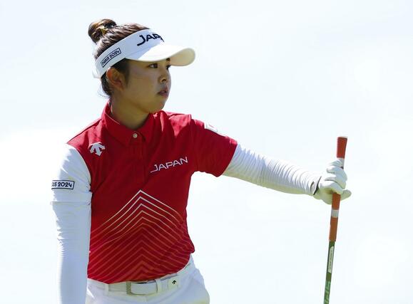 女子　最終ラウンド、６番でティーショットを放ち、打球の行方を見る山下美夢有＝パリ郊外（共同）