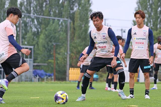 第25節・C大阪-新潟 前日練習 古巣との対戦を控えるDF舩木翔(中央)=10日、聖籠町