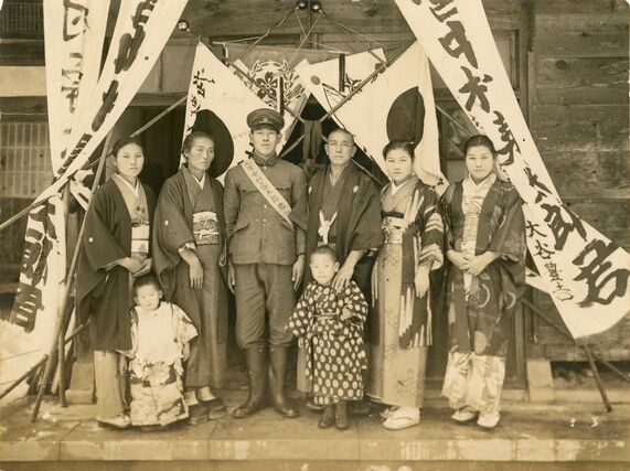 出征前の兄とともに写る中村キミさん（右端・中村重樹さんの祖母）