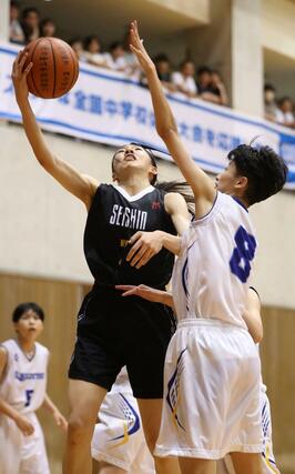 女子予選リーグ　就実（岡山）－新潟清心女　第４クオーター、新潟清心女の加地百花がシュートを決める＝長岡市市民体育館