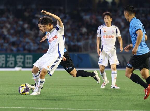 川崎－新潟　前半、ゴールを狙うＭＦ谷口海斗（左）＝Ｕ等々力