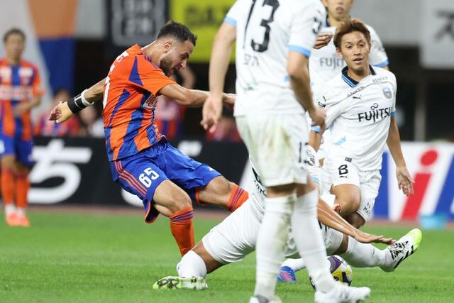 新潟－川崎　前半、シュートを放つＦＷブーダ＝ビッグスワン