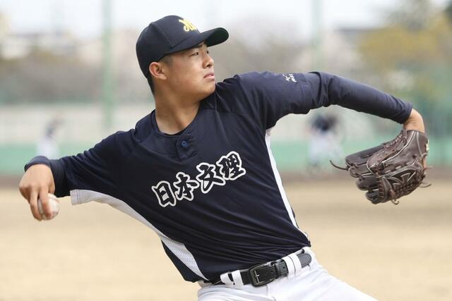 初戦の高知農戦へ向け、外野でキャッチボールをする日本文理のエース染谷崇史=20日、兵庫県西宮市