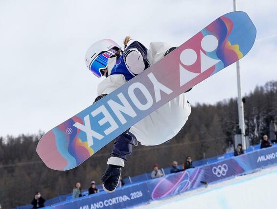 女子ハーフパイプ予選　エアを決める冨田せな＝リビーニョ（共同）