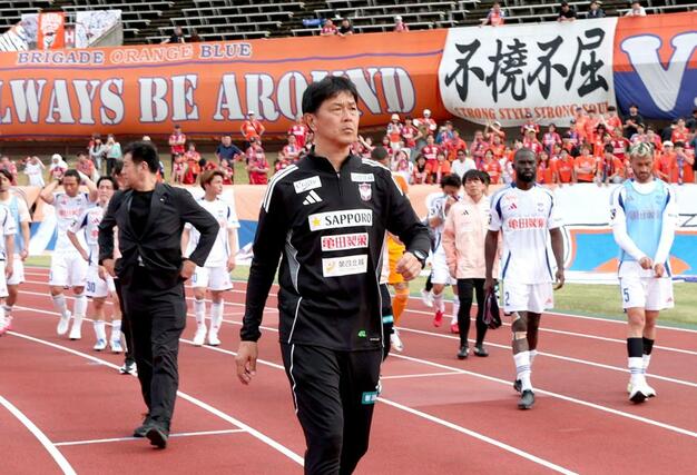サポーターに挨拶して引き上げる船越監督や新潟の選手＝４月１２日、高知市のＧＩＫＥＮスタジアム