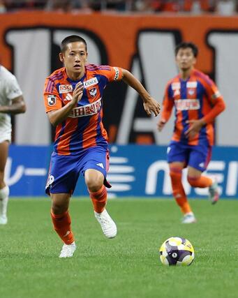 新潟－川崎　後半、ドリブル突破するＭＦ島村拓弥＝ビッグスワン