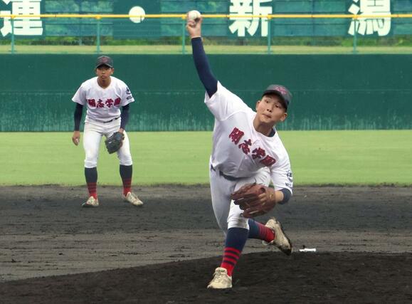 開志学園ー中越　中越打線を５安打に抑え、完封した開志学園の亀山心太＝柏崎市佐藤池