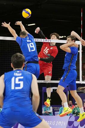 日本－イタリア　第５セット、スパイクを放つ石川＝パリ（共同）