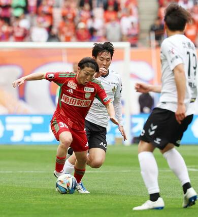 金沢戦で競り合うMF奥村仁=4日、ビッグスワン