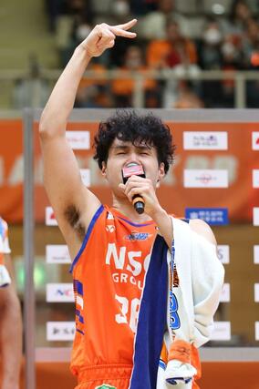 第3クオーター終了時に3点シュートを決めたポーグ健=東総合スポーツセンター