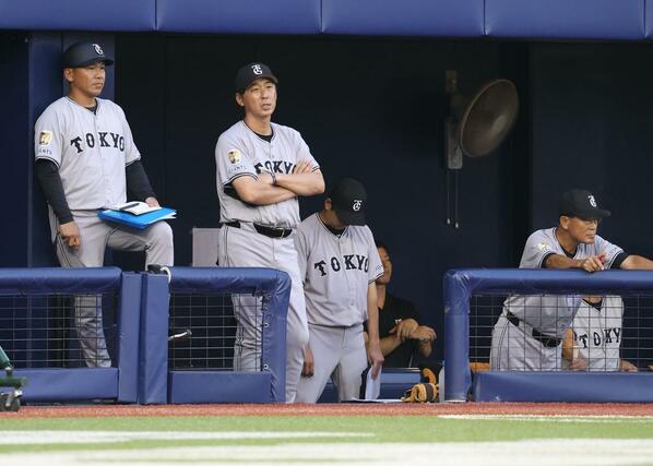 オイシックス－巨人　戦況を見守る巨人の加藤健２軍バッテリーコーチ（中央・聖籠町出身）＝エコスタ