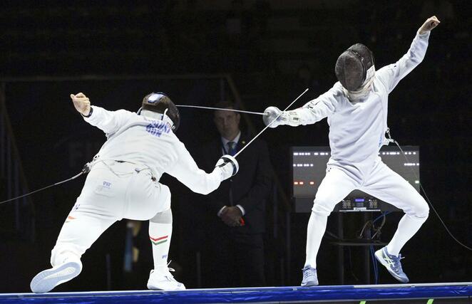 ハンガリー選手（左）と対戦する古俣＝トビリシ（共同）