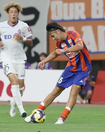 前半、ＭＦ笠井佳祐（４６）がゴールを狙う＝７月２０日、デンカビッグスワン