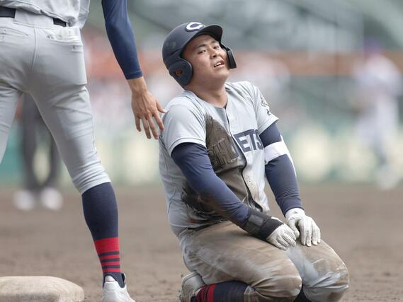 中越－関東第一　９回中越１死一塁、仲丸陽大が決死のヘッドスライディングも及ばず併殺に倒れ試合終了。一塁ベース付近で天を仰ぐ＝甲子園