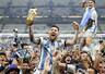 　サッカーＷ杯カタール大会で優勝し、トロフィーを掲げて喜ぶアルゼンチンのメッシ＝２０２２年１２月、ルサイル（共同）