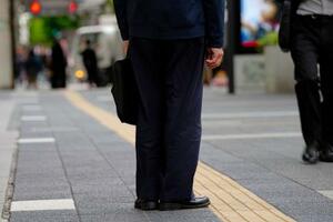 　インターネット広告を見て接触した弁護士法人に任意整理を勧められ、借金を完済できなかった男性＝４月