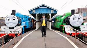 大井川鉄道新金谷駅でお披露目されたトーマス号(左)とパーシー号。中央は鳥塚亮社長=27日午前、静岡県島田市