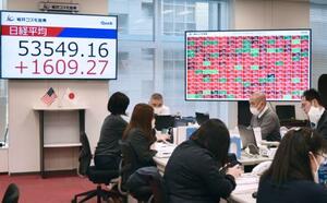 　初めて５万３０００円を突破した日経平均株価の終値を示す、岩井コスモ証券のコールセンターのモニター＝１３日午後、東京都中央区