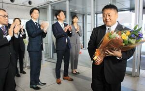 職員の出迎えを受け、初登庁する佐野大輔市長=23日、燕市役所