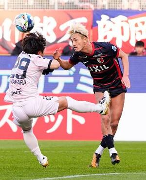 　鹿島―川崎　後半、クロスをヘディングで折り返す鹿島・鈴木。この後、レオセアラがゴールを決める＝メルスタ