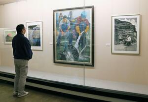 島の風景や文化、漁業などさまざまなテーマの版画が並ぶ特別展＝佐渡市八幡