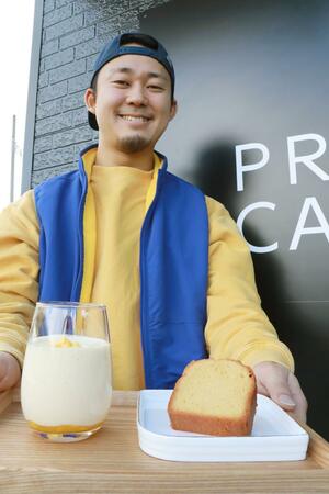 プロテインを使ったスムージーとパウンドケーキを紹介する「PROTEIN CAFE K」の髙澤駿介さん=新潟市中央区女池南1