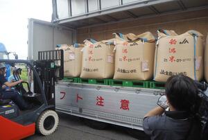 トラックに積み込まれる県外出荷用の新米コシヒカリ＝１２日、新潟市西蒲区
