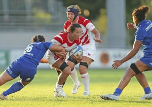 ラグビー女子のテストマッチ、イタリア戦で攻め込む日本代表の斉藤=9日、カルビザーノ((c)JRFU)