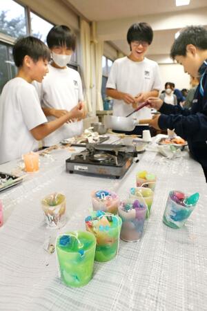 追悼行事でともすキャンドルを作る川口中の生徒=長岡市西川口