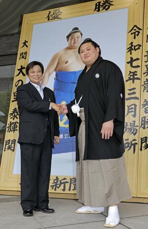 優勝額贈呈式を終え、恩師の海洋高相撲部の田海哲也総監督(左)と写真に納まる大の里=10日、東京・両国国技館