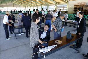 鹿児島県霧島市で、参院選での石破首相の演説会場で行われた金属探知と手荷物検査=7月