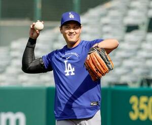 試合前の練習で笑顔のドジャース・大谷=アナハイム(共同)