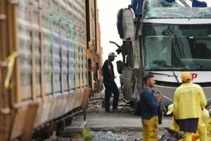 8日、貨物列車と衝突して破損したバス=メキシコ・アトラコムルコ(AP=共同)