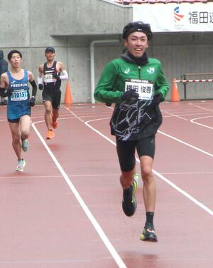 現役ラストランとなる新潟ハーフマラソンでゴールする横田俊吾＝１５日、新潟市中央区