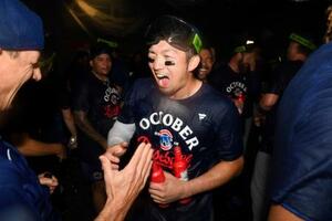 プレーオフ進出を決め、祝勝会で喜ぶカブスの鈴木=17日(ゲッティ=共同)