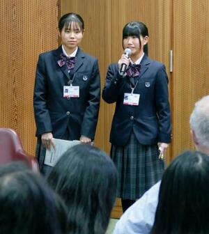 4日、スイス・ジュネーブで水銀問題の学習内容を発表し、多くの参加者からの質問に答える熊本県立水俣高2年の岩阪望央さん(右)と1年の本山典美さん(共同)