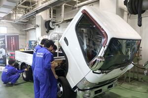 太平興業が寄贈した小型トラック=上越市藤野新田