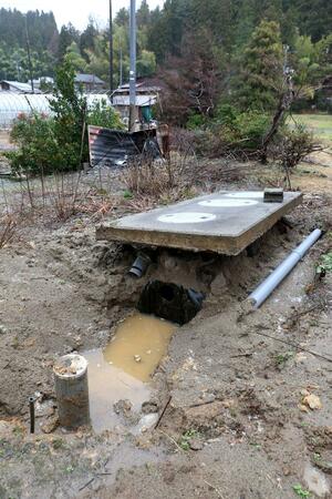 地震によりむき出しになった下水の浄化槽=1月6日、長岡市寺泊入軽井