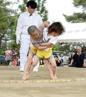 わんぱく相撲大会で組み合う子どもたち=新発田市住田